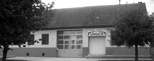 Historisches Foto aus 1952, schwarz weißes Foto von einem Gebäude mit der Aufschrift Unger