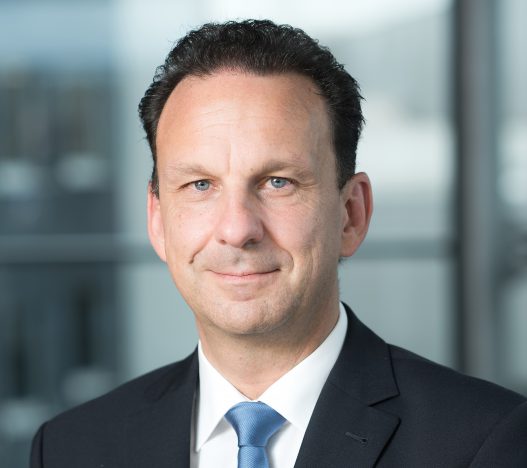 Horst Ache, Geschäftsbereichsleiter GU und Prokurist Europa, Portraitfoto von einem Mann in Anzug und Krawatte