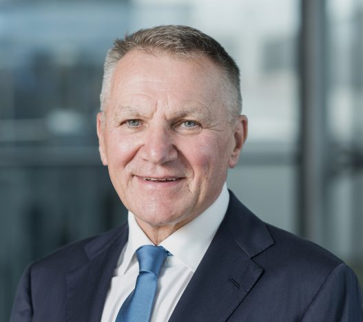 Josef Unger, Eigentümer von Unger Steel, ein Mann in Anzug und Krawatte, lächelnd