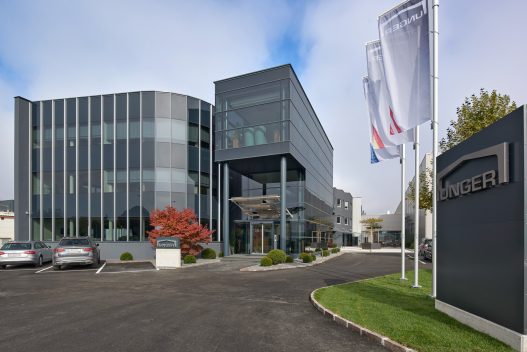 Modernes Bürogebäude von Unger Steel mit Auffahrt