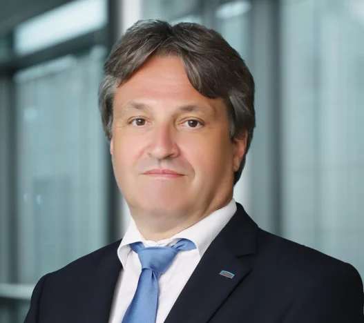 Walter Glaser, Managing Director Middle East, Portraitfoto von einem Mann in Anzug und Krawatte,